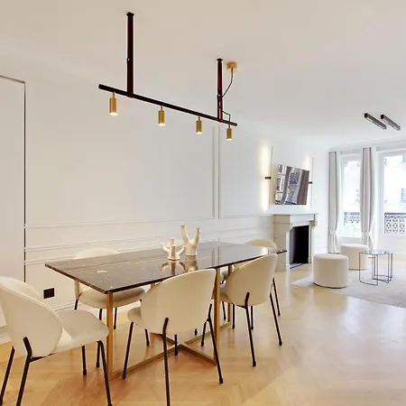 Stunning With View At The Very Heart Of Apartment *